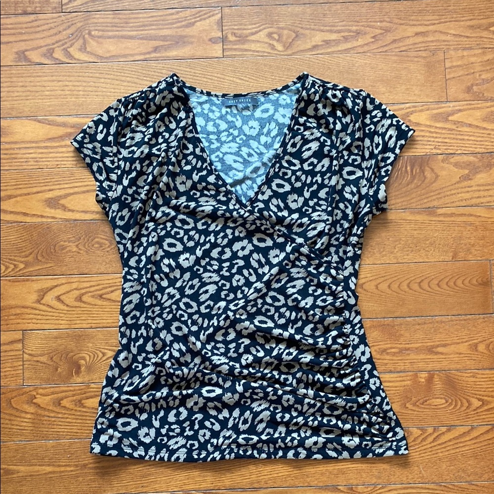 Suzy Shier women’s size medium stretchy short sleeve animal print top/blouse.